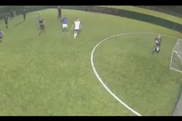 Deze doelman krijgt onwaarschijnlijk hilarisch doelpunt tegen (video)