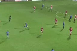 Deze Engelsman knalt de bal heerlijk via de deklat binnen (video)