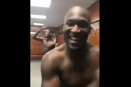 Halfnaakte Lukaku en Pogba gaan helemaal los in de kleedkamer (video)