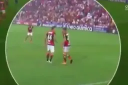 Onwaarschijnlijk: Deze twee ploeggenoten gaan helemaal door het lint na een doelpunt (video)