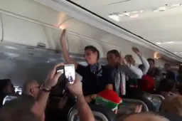 Essevee maakt er al een feestje van op het vliegtuig (video)