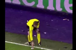 Bayern-fans protesteren met bankbiljetten, reactie van Mister Michel is écht veel geld waard (video)