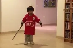 Vader en zoon Guardado dollen met zwaarden en kijk eens wiens truitje hij draagt (video)