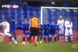 Mpoku knalt een vrije trap héérlijk richting winkelhaak tegen RC Genk (video)