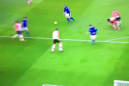 Sigurdsson raakt drie keer het houtwerk, maar maakt fenomenaal doelpunt (video)