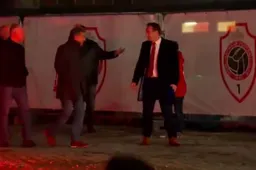 De Wever dacht met blauwe sjaal naar Antwerp te gaan, maar daar stak deze fan stokje voor (video)