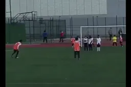 Zo vader zo zoon: Zoon van Ronaldo knalt vrije trap heerlijk binnen (video)