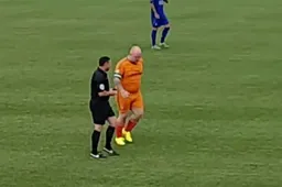 Dikke doelman probeert het eens op het veld en scoort dan deze geniale hattrick (video)