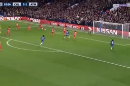 Hazard doet alles perfect, maar wat Willian hier dan doet tart alle verbeelding (video)