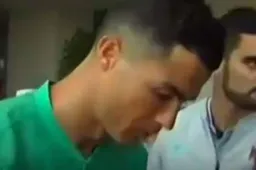 Zo reageert Ronaldo nadat fan vraagt om shirt van Real te tekenen (VIDEO)