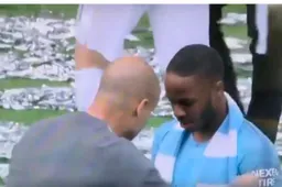Dit doet Guardiola bij Sterling (die hattrick scoorde) na 6-0-zege in finale (VIDEO)