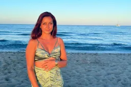 PSV-fan Lotte Vanwezemael geniet en doet genieten in bikini op het strand