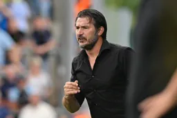 Club-trainer Carl Hoefkens verrast met basisopstelling en voert vier wissels door