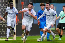 Thijs van Pol bezorgt Geel zege van de bevrijding: "Rode kaart van de keeper was keerpunt"