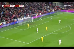 Duivels lachen zich rot om schlemieligste owngoal van het jaar (VIDEO)