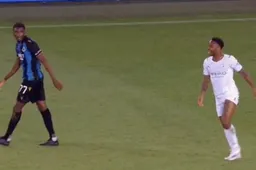 Beelden van Clinton Mata gaan Europa rond: "Dit doet hij met opzet!" (VIDEO)