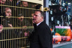 Van den Brom belaagd door Genkse supporters na nieuw drama