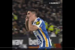 Trossard ziet ploegmaat weergaloze goal maken bij Brighton (VIDEO)