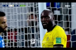 Beelden van boze Romelu Lukaku gaan wereld rond: "Zie hem doen!" (VIDEO)