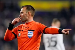 Woeste trainer van JPL-topclub wacht scheids op aan kleedkamer om dít te doen