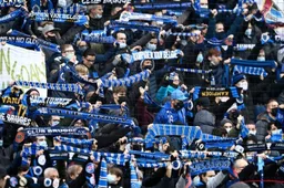 Club-fans schrikken op: Ex-sterkhouder duikt op in blauw-zwart tenue (VIDEO)