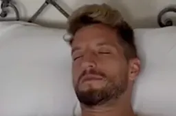 Mertens wordt compleet verrast op zijn verjaardag: "Hoe mooi is dat!" (VIDEO)