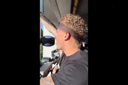 Noa Lang zweept ongeziene mensenmassa op aan het Club-stadion (VIDEO)