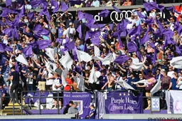 Paars-witte supporters snappen er echt helemaal niets van: "Wat is dit, zeg?!”