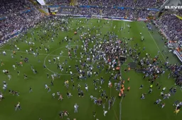 Club Brugge-fans bestormen veld en gaan Anderlecht-supporters uitdagen