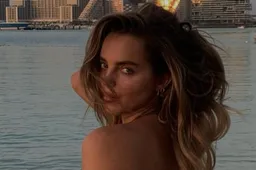 Sexy voetbalbabe Luna Stevens laat zomaar blote borst floepen: “Hallelujah!"