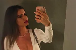 Gal Refaelov speelt haar BH uit voor Anderlecht-fans en laat tepels priemen