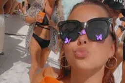 PSV-fan Lotte Vanwezemael gaat helemaal los en zoent met rondborstige vriendin