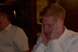 Dronken De Bruyne schudt het hoofd: "Dit kan toch geen waar zijn" (VIDEO)