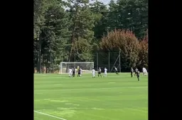 Niet normaal: De Ketelaere slaat iedereen met verstomming bij Milan (VIDEO)