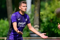 ‘Paars-wit krijgt dít belangrijke nieuws over 'verbannen' spits Sebastiano Esposito'