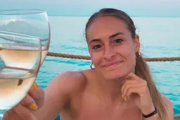 Tessa Wullaert duikt het water in en laat zich in vol ornaat bewonderen (VIDEO)