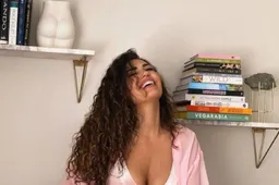 Borsten van ex-WAG Yolanthe Cabau barsten bijna uit topje met één knopje: “Wow!”