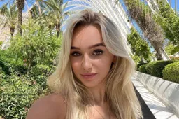 Sexy Amy Sonck beleeft het WK in Qatar op haar geheel eigen manier... in bikini