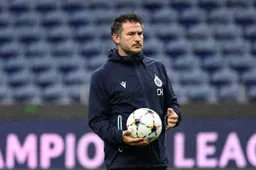 Dít is de maniakale wijze waarop Club-trainer Hoefkens de stuntoverwinning bekijkt