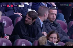 Opeens vragen rond wat Benito Raman op de tribune doet: "Dat is heel vreemd"