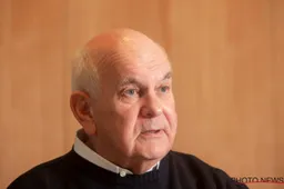 Het spel zit op de wagen: Voorzitter Ivan De Witte grijpt door crisis zwaar in bij Gent