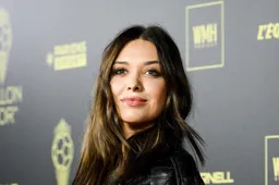 Sexy Michèle trekt zwart leer aan en doet Kevin De Bruyne schitteren op rode loper