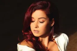 Lotte Vanwezemael verleidt heel België en trekt compleet doorzichtige kerstoutfit aan