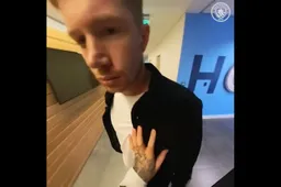 Kevin De Bruyne verbaast iedereen bij Manchester City: "Kijk naar die reactie!" (VIDEO)
