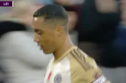 Pijnlijk: Youri Tielemans kan niet geloven wat hem net voor WK overkomt (VIDEO)