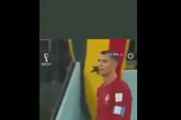 Iedereen is bezig over filmpje van betrapte Ronaldo: “Wat doet hij nu?!" (VIDEO)