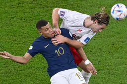 Flitsende Kylian Mbappé redt wereldkampioen Frankrijk in slot tegen Denemarken