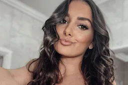 Sevgi Kankotan laat voetbalfans smullen van bijzonder diepe decolleté: “Wauw!”