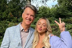 WK-WAG van de dag: Emma H. steunt Oranje en Van Gaal vol met diepe decolleté