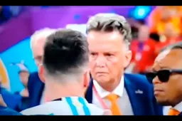 Beelden van heftige botsing tussen Louis van Gaal en Lionel Messi onthuld (VIDEO)